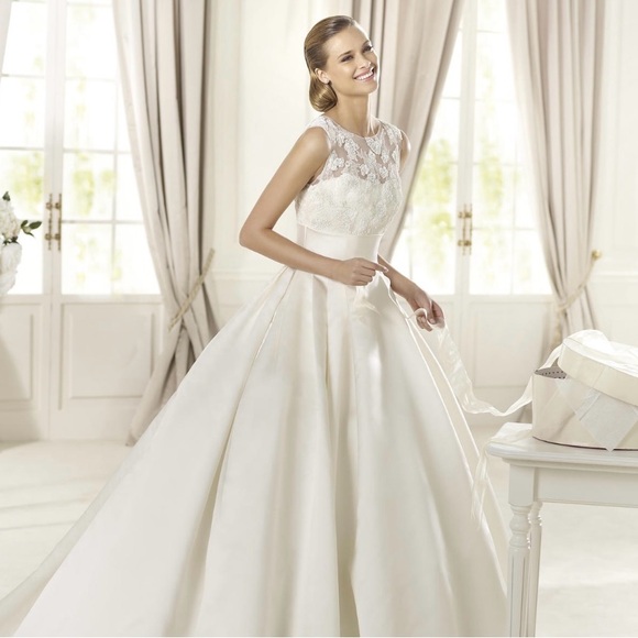 Like New Spanish Designer Pronovias Dalia Duchess Satin Wedding Dress - size 8 - Picture 5 of 5